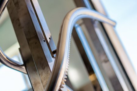 Ozubená vodiaca koľajnica